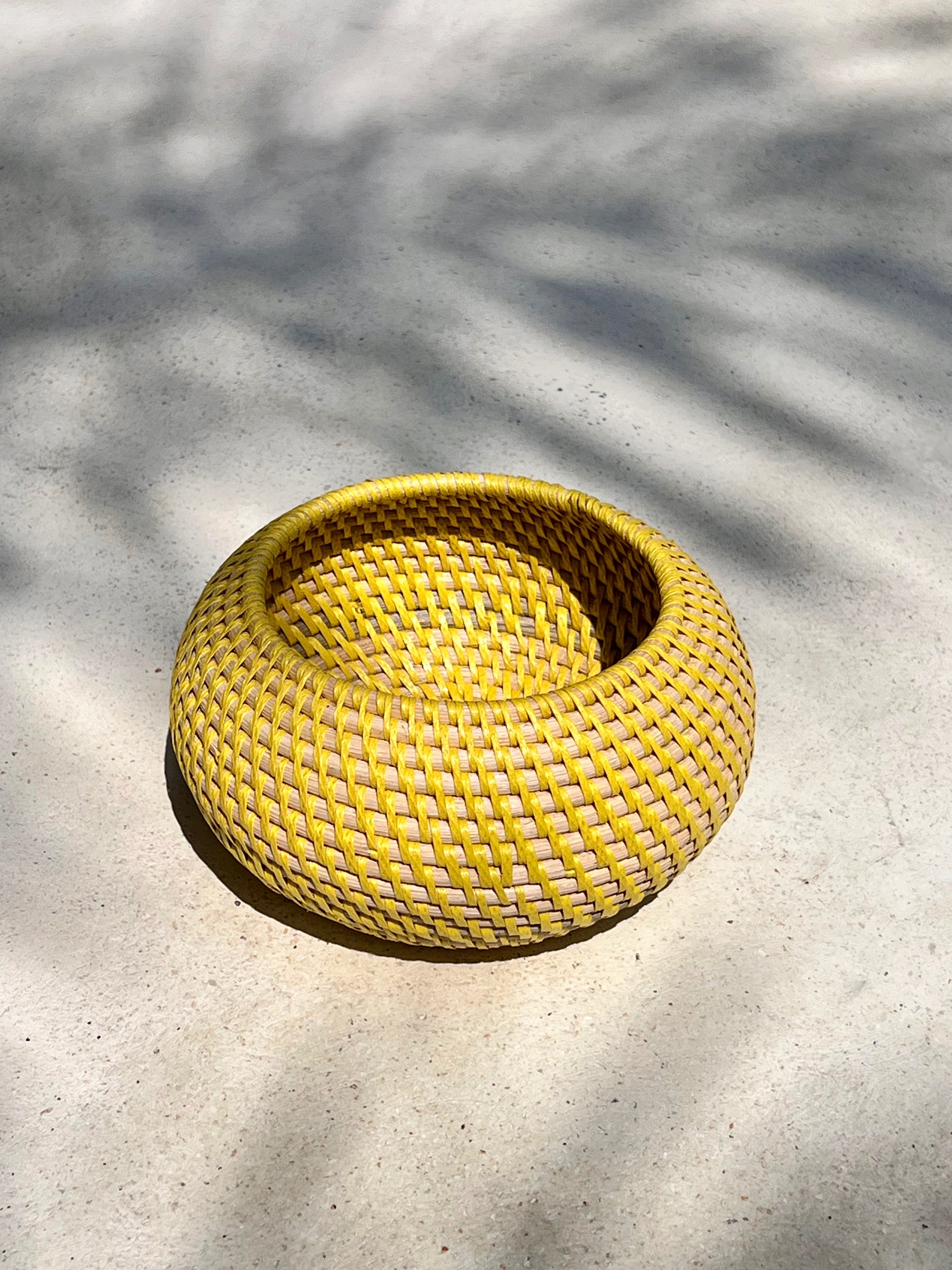 Nook Rattan-Schale – Handgefertigt, Rund, mit farbigem recyceltem Kunststoff für kleine Dinge