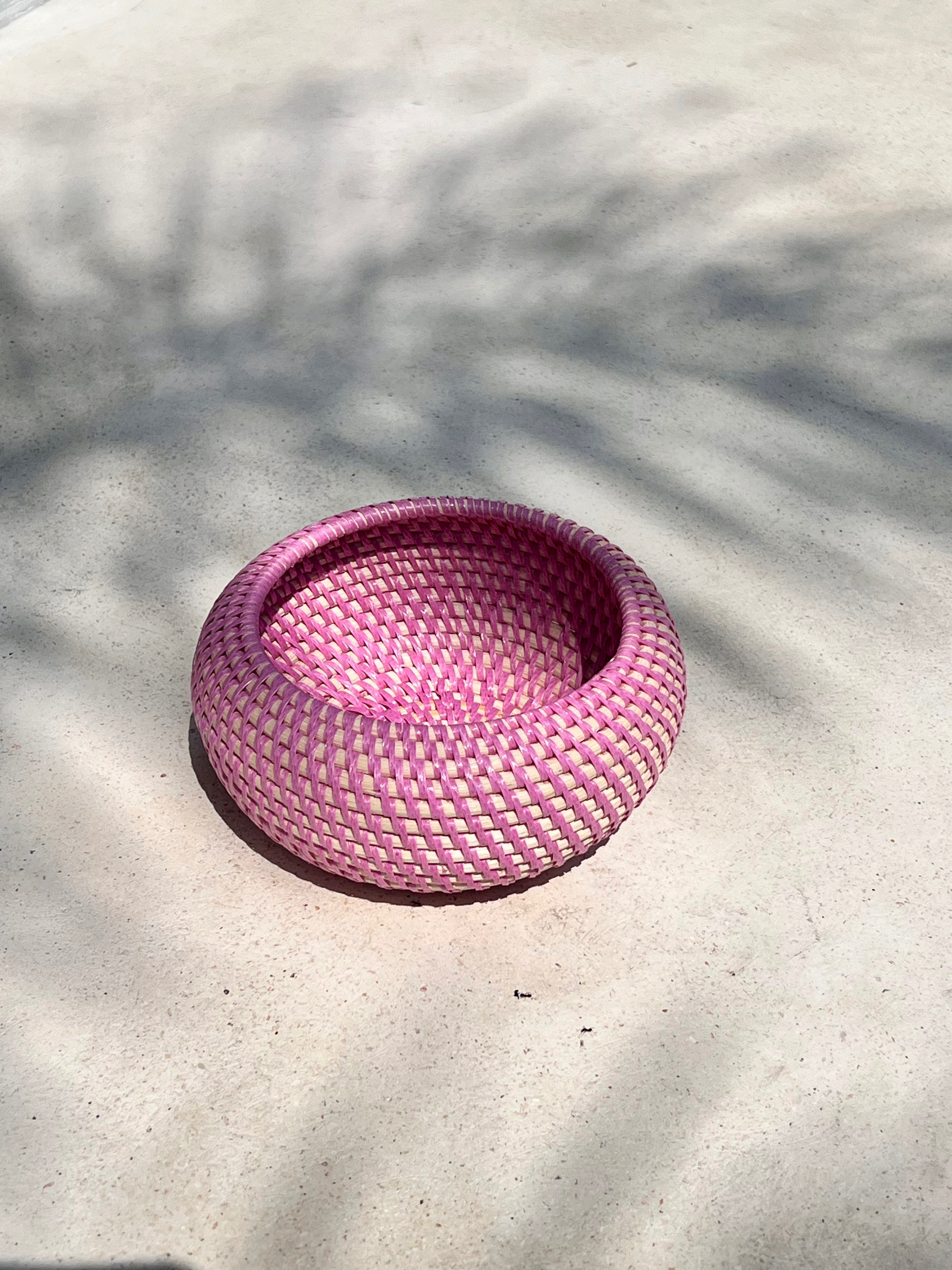 Nook Rattan-Schale – Handgefertigt, Rund, mit farbigem recyceltem Kunststoff für kleine Dinge